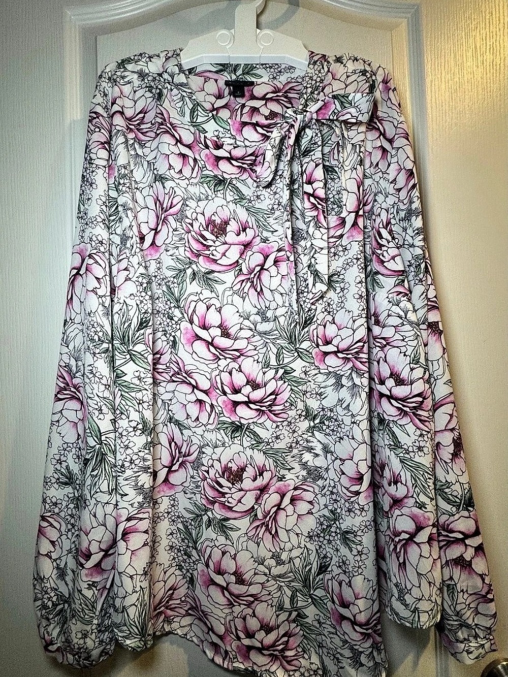 TORRID Floral Blouse in White & Pink Size 2 Like New